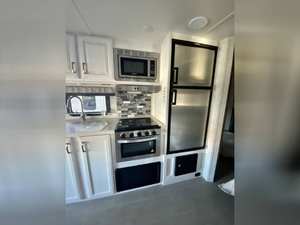 Used Gulfstream 5245B BT Cruiser Luxury Motorhome Euro 5 Emission 4-6 Person Capacity Acrylic Floor for <b>Camping</b> - Product Image 5