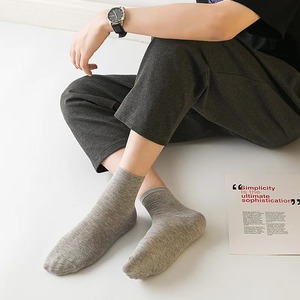 5 pares de calcetines de algodón de mujer de tubo medio de color sólido blanco y negro - Product Image 3