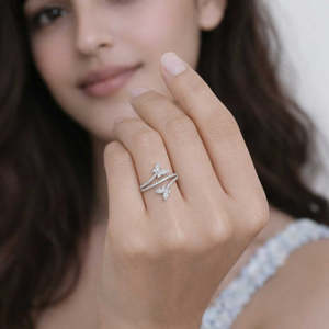 Bague papillon en diamant platine avec placage en rhodium - Option de fiançailles romantique et élégante - Product Image 4