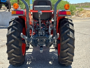Chargeur frontal Kubota avec fourches Utilisation agricole et industrielle polyvalente - Product Image 5