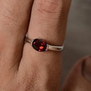 Bague solitaire en grenat taille ovale, argent sterling 925, sertissage clos, style minimaliste, bague unisexe avec pierre précieuse, pour usage quotidien - Product Image 3