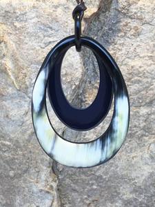 Boucles d'oreilles en corne de buffle écologiques-durables et d'origine éthique - Product Image 6