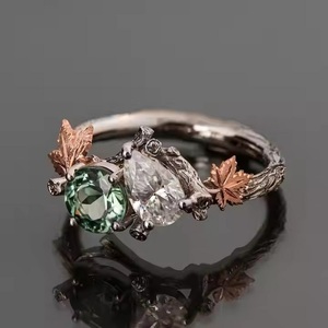 Anillo de compromiso de oro rosa de dos piedras con diamante cultivado en laboratorio en forma de pera, turmalina verde menta con diseño de hoja de arce ramita - Product Image 3