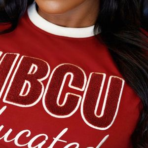 T-shirt en chenille rouge-ivoire pour femmes HBCU, coton premium, coupe classique, vêtements grecs, doux, confortable, élégant, logo brodé - Product Image 3