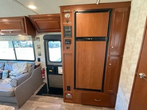 Autocaravana W-I-N-N-E-B-AG-O V-I-S-T-A 31BE USADA EN BUEN ESTADO, MODELO 2017, ALTO RENDIMIENTO, 36 pies de largo, 2000 kg de carga útil, color oscuro, en venta - Product Image 4