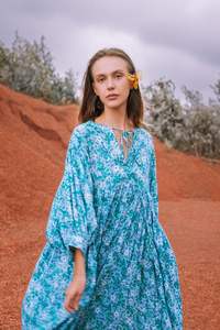 ชุดเดรส Kyra Maxi ลายดอกไม้สีน้ำเงินชุดเดรสผ้าฝ้ายโบฮีเมียนชุดเดรสฤดูร้อนของขวัญแบบปิดสายเองสำหรับคุณแม่ - Product Image 4