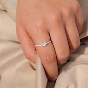 Bague solitaire en argent sterling 925 coupe ronde minimaliste bijoux en moissanite empilables simples - Product Image 4