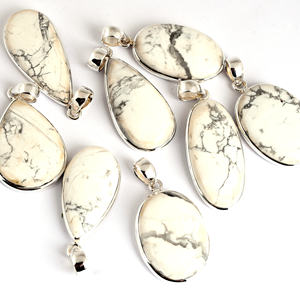Belles pendentifs en Howlite blanche Design exclusif fait à la main Pierre naturelle Pendentifs de forme différente Pierre naturelle pour unisexe. - Product Image 1