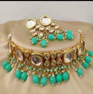 Magnifique ensemble de tour de cou Kundan indien traditionnel pour les festivals et les mariages pour femmes comprenant un collier et des boucles d'oreilles en laiton - Product Image 3