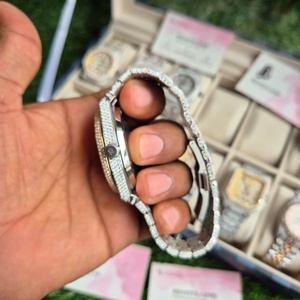 Montre de luxe bicolore Iced Out pour homme, aspect diamant, argent et or, en acier inoxydable argenté, style serti de pierres à haute brillance - Product Image 4