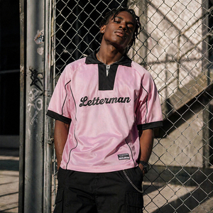 <span class=keywords><strong>Maglia</strong></span> Retrò <span class=keywords><strong>Personalizzata</strong></span> con Colletto Invertito, Streetwear Oversize Rosa, Design Personalizzato per Tifosi Sportivi, <span class=keywords><strong>Maglia</strong></span> da <span class=keywords><strong>Calcio</strong></span> per Uomo - Product Image 1