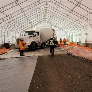 Grand hangar de stockage à portée libre pour camions, engins de construction et matériaux - Product Image 6