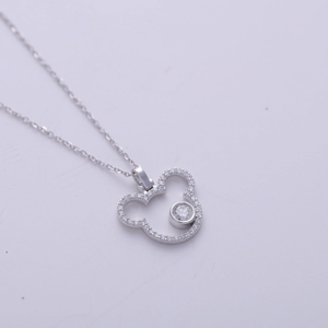 Colgante de moda con cabeza de ratón de dibujos animados, micro pavé de diamantes de laboratorio en oro amarillo/blanco y rosa de 18 quilates. - Product Image 1