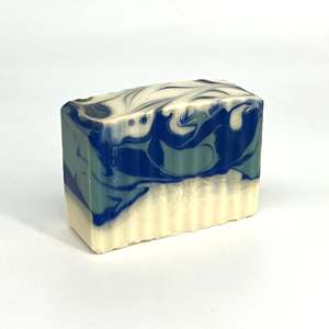 Jabón Sólido Hecho a Mano Midnight Kiss, 100g, Jabón en Barra Antiséptico e Hidratante con Aroma a Fresa, Miel y Papaya - Product Image 3