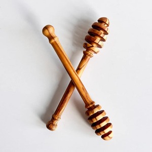 Cuchara de miel de madera de haya natural para esparcir jarabe de miel y alimentos pegajosos en uso en la cocina - Product Image 4