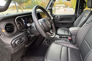 Jeep Wrangler Rubicon 392 Edición L 2024, 4x4, Bajo Kilometraje, Caja de Cambios Automática, Volante a la Izquierda, Neumáticos R20, Estado Oscuro - Product Image 2