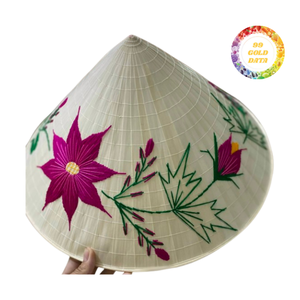 Sombrero tradicional vietnamita Non La, sombrero ligero hecho a mano con hojas de palma, perfecto para sombrillas y exhibiciones de recuerdos - Product Image 1