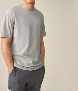 เสื้อยืดสำหรับผู้ชายทรงหลวมเปิดไหล่100% ผ้าฝ้ายพิมพ์ลายสกรีนได้ตามต้องการสำหรับฤดูร้อน - Product Image 2