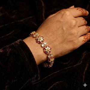 สร้อยข้อมือหิน Kundan ประดับสีทองสวยงามดูหรูหราสำหรับงานแต่งงานและงานหมั้นชุดปาร์ตี้สำหรับผู้หญิง - Product Image 1