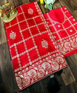 Saree de mariage en velours avec détail de dentelle de fleurs - Product Image 2