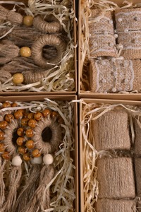 Anneau de serviette en rotin élégant avec accent de fleur jaune pour la décoration de table rustique bohème et la mise en scène de table de fête Vente en gros en provenance d'Inde - Product Image 6