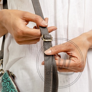 เครื่องมือแกะสลักหนังคลัทช์ข้อมือปล่อยกระเป๋าถือสลิงกระเป๋าที่ไม่ซ้ํากันร้อนขายกระเป๋าหนัง - Product Image 6