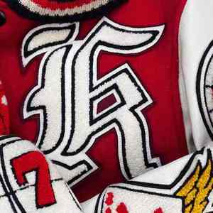 Chaqueta Bomber Varsity de Invierno Personalizada para Hombre con Mangas de Cuero y Logotipo Bordado en Chenille - Product Image 3