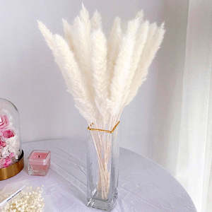 Bougie votive en métal exquis conçu pour égayer les espaces de vie avec un éclairage de bougie artistique - Product Image 1