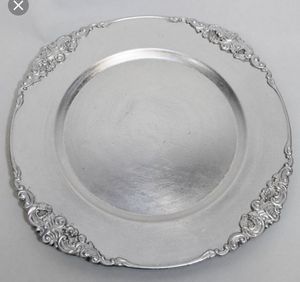 Plaque de chargement en fer élégante conçue pour le style de table antique et les événements festifs avec une finition artisanale de qualité supérieure - Product Image 1