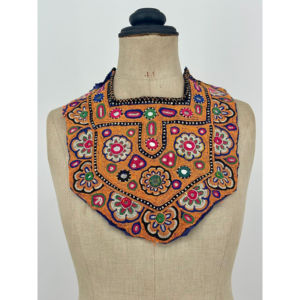 Accesorio de Cuello Falso Tribal Afgano de Textil Rajastaní, Talla Ajustable, Uso en las Cuatro Estaciones, Diseño Elegante e Intrincado para la Moda - Product Image 1