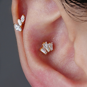 Destra Grand ASTM F136 titanio 16G tripla Baguette CZ corona Monroe Labret a bottone a forma di Cartilage elica conchiglia Piercing al lobo - Product Image 2