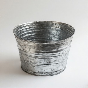 Cubierta de base de árbol de Navidad de metal perforado con acabado liso y borde elevado para un aspecto de vacaciones elegante pero tradicional. - Product Image 6