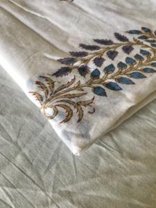 ผ้าฝ้ายพิมพ์ลายด้วยมือ ลายเพสลีย์ บูตะ พร้อมขอบลายดอกไม้ |   ผ้าสีขาวน้ำเงินอินเดีย - Product Image 6