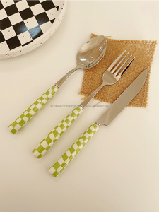 Ensemble de cuillère et fourchette à couteau en acier inoxydable multicolore de style rétro avec manche à carreaux - Product Image 4