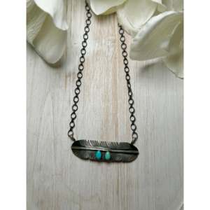 Collier en turquoise de Kingman et argent sterling, fabriqué par des artisans Navajo, bijou culturel de collection, pièce unique - Product Image 1