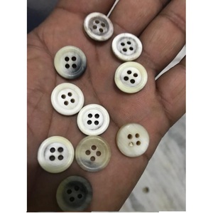 Boutons en corne naturelle 4 trous et boutons naturels 2 trous de haute qualité en gros - Product Image 1