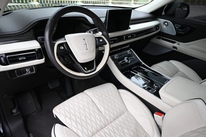 Lincoln Navigator Presidential 2018 Nuevo/Usado, Especificaciones GCC, Asientos de Cuero Automáticos, Techo Panorámico, Faros LED en Venta - Product Image 5