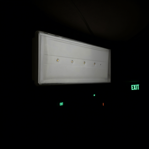 Lámpara de Emergencia STILE+ 28x12cm con 19500F, 3 Horas de Luz, Producto Duradero y Versátil - Product Image 3