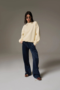 Sweat-shirt ample en polyester de qualité supérieure, style uni, nouvelle collection 2026, vente en gros, épaules tombantes, col rond, pour femmes - Product Image 4