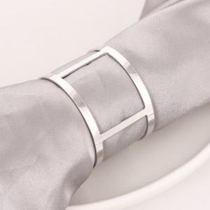 Anneaux de serviette en acier inoxydable accrocheurs avec finition bicolore et idéal pour les paramètres de table vibrants et élégants - Product Image 1