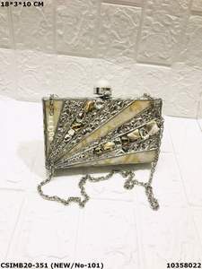 Embrayages de soirée artisanaux exquis ornés de pierres de cristal et d'accents de laiton Chaque pochette présente une élégance luxueuse - Product Image 5