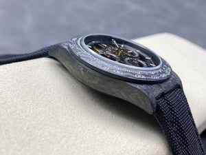 นาฬิกาข้อมือผู้ชายระบบอัตโนมัติ ดีไซน์คาร์บอนไฟเบอร์ พร้อมกลไกทูร์บิญอง - Product Image 3