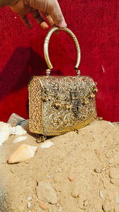 Bolso de Mano de Metal Dorado Hecho a Mano en India, Bolso de Lujo para Mujer para Fiestas Nocturnas y Bodas con Detalles Tradicionales - Product Image 2