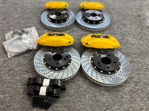 Kit de freinage haute performance avec étriers 4 pistons style F50 avant et F40 arrière, disques flottants 330 mm pour <span class=keywords><strong>Mercedes</strong></span>-Benz <span class=keywords><strong>W209</strong></span> <span class=keywords><strong>CLK</strong></span> <span class=keywords><strong>270</strong></span> <span class=keywords><strong>CDI</strong></span> - Product Image 1