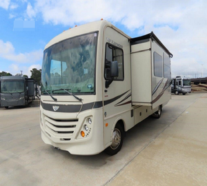 Autocaravana FLEETWOOD RV FLAIR 31A, Modelo 2017, Usada, de Alto Rendimiento, 36 pies de Largo, 2000 kg de Carga Útil, Color Oscuro, en Venta - Product Image 1
