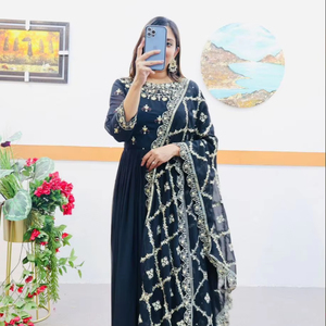 Robe ethnique avec broderie attrayante et travail de diamants, manches longues, dupatta, pour soirée, réversible, infroissable, longueur maxi - Product Image 1