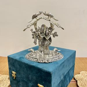 Ídolo de Radha Krishna bañado en plata bajo un árbol - Product Image 1