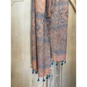 Bufanda de Seda Ajrakh Tussar con Diseño Pintado a Mano en Tonos Desérticos, 100% Satén, Estilo Étnico Largo para Primavera e Invierno - Product Image 3