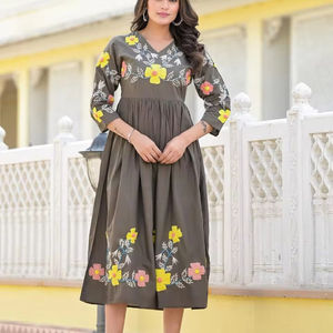 Hermoso vestido verde corto de mujer para la colección de verano - Product Image 1