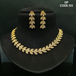 Collier et boucles d'oreilles AD en laiton de qualité d'exportation Bijoux de style classique combinés pour les cérémonies de mariage et les célébrations festives - Product Image 3